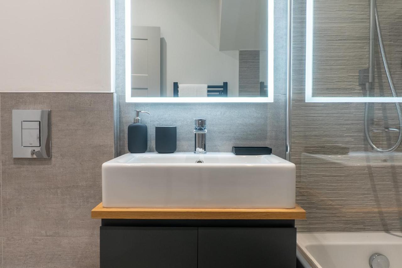Spring Mount Huge Luxury Full Apartment- Harrogate Centre-Two Extremely Comfy Kingsize Bedrooms-Fully Equipped Modern Kitchen-Cosy Living Room With Huge Tv المظهر الخارجي الصورة