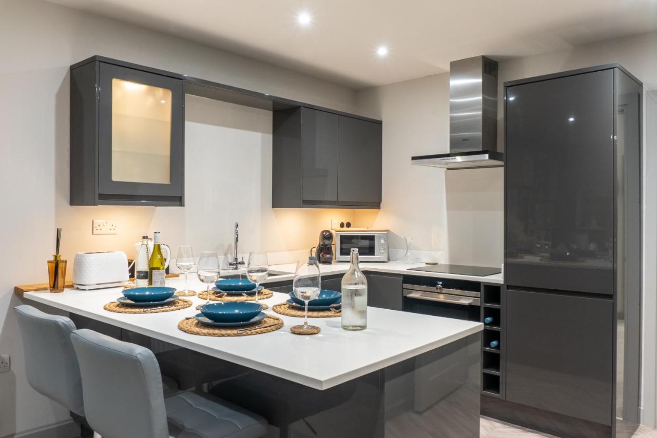 Spring Mount Huge Luxury Full Apartment- Harrogate Centre-Two Extremely Comfy Kingsize Bedrooms-Fully Equipped Modern Kitchen-Cosy Living Room With Huge Tv المظهر الخارجي الصورة